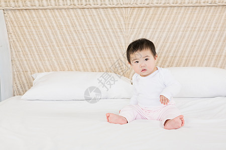 床上可爱的婴儿住所蓝色用品公寓羽绒被房子棉被女性卧室女孩背景图片
