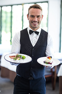 服务员显示菜盘服务奢华马甲男性领结酒店男人食物衬衫盘子背景图片