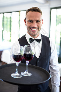 拿着红酒托盘的服务员领结酒杯酒店微笑餐厅服务马甲男人男性衬衫图片