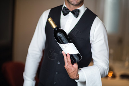红酒服务员餐厅衬衫马甲领结男人服务男性酒店微笑快乐图片