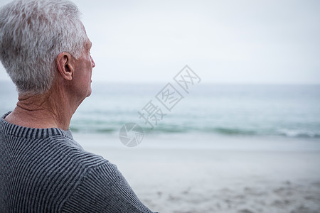 高年男子看大海退休海滩闲暇头发支撑自由海岸线海洋毛衣老年图片