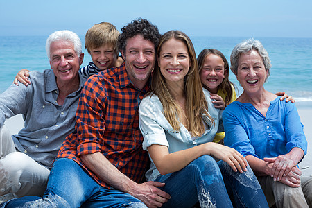 富足多代家庭在海滩上放松图片