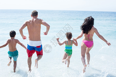 家人在海滩上奔跑的近视图片