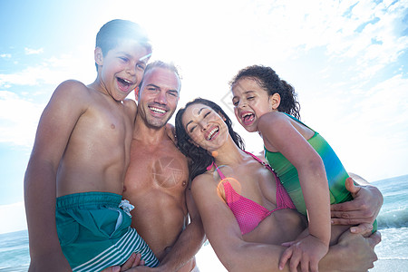 幸福家庭在海滩上站立的低角度视角图片