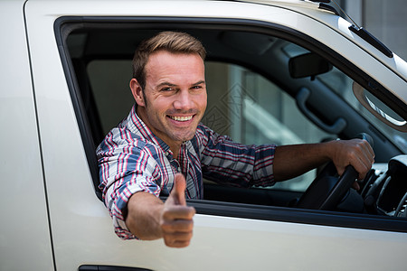 年轻人举起拇指标志手势男性服装汽车前座快乐旅行旅游男人驾驶图片
