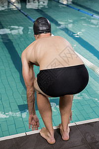 冲进泳池里游泳潜水泳裤休闲水池活动竞技准备男性游泳池运动员图片