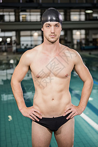 站在泳池旁的游泳者肖像双手竞技游泳中心运动水池男性运动员专注膀子图片