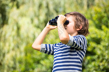 可爱男孩的肖像 用望远镜看什么东西图片
