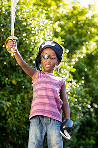 男孩装扮成海盗男生草地快乐男性黑色阳光童年玩具乐趣娱乐图片