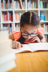 小女孩在读书书柜书店学习图书阅读页数混血女孩桌子课程图片