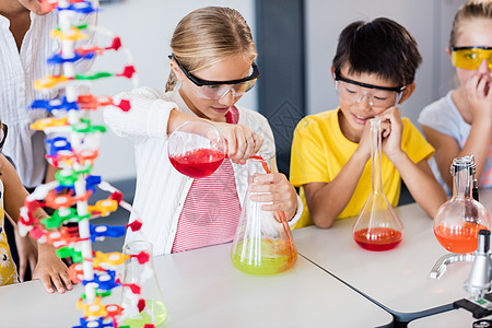 实验背景同学们在看着她的时候 学生们做科学课背景