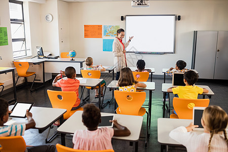 老师给学生上课了小学生女孩专注教学职业幼儿园女性早教瞳孔黑板图片