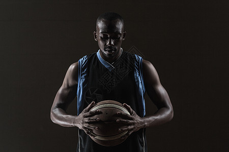 球手拿着球的篮球运动员肖像运球男性男人背景黑色播放器健身房游戏画面运动图片