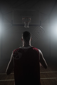 篮球运动员的肖像在篮子前背对面男性播放器竞赛目的肌肉运球健身房男人正面木地板图片