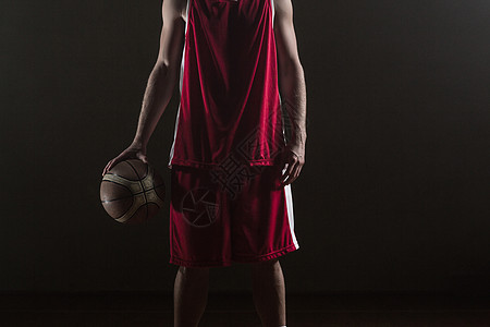 球手拿着球的篮球运动员肖像裤袜画面游戏男性健身房运球红色背景运动黑色图片