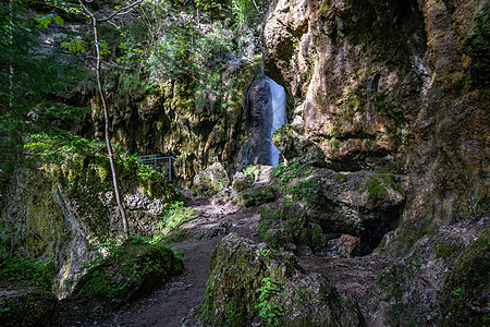 美丽的Hinanger瀑布流动远足岩石森林石头旅行吸引力公园溪流假期图片