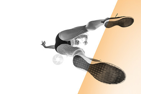 低角女运动员跳跃的复合图像奉献体力训练选手条纹运动服视图能力精神跳远图片