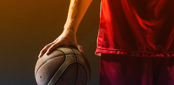 特写由篮球运动员保管的篮球游戏健身房运动背景运球男人画面肌肉播放器红色图片