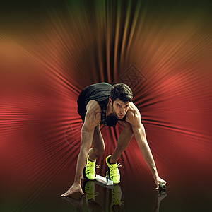 体育运动员在起步街区等候的复合形象男性跑步男人专注竞赛绿色运动竞技起跑线红色图片