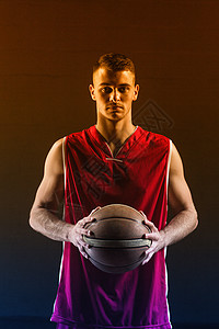 球手拿着球的篮球运动员肖像红色运球肌肉健身房黑色男人运动男性播放器画面图片
