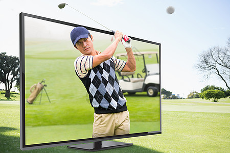 男子打高尔夫的复合形象屏幕家庭娱乐绘图电视草地播放器环境计算机车辆图片
