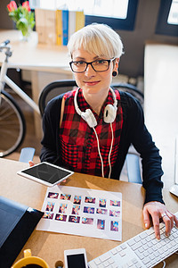 计算机制图设计师使用计算机手机平面工作金发女郎触摸屏女性平板键盘沟通创造力背景图片