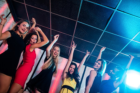 微笑的朋友在舞池跳舞混血乐趣夜生活女性庆典社交青少年享受酒吧快乐图片