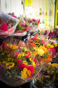 在花架上安排花束的花束花朵花园植物花瓶失速服务零售商业区系店铺图片