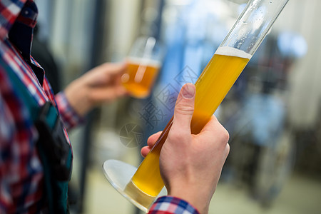 Brewer 测试啤酒酿酒防护机械饮料加工厂职业工人检查玻璃比重计图片