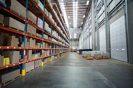 在货架上对货物进行检查配送运输包装硬件工厂贮存物流商业仓库建筑图片