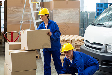 工人携带箱子反光衣仓库成人防护女性同事工作服货物运输储物图片