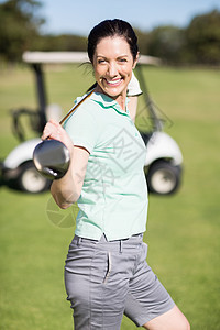 喜悦的女性搭高尔夫球俱乐部的侧面景色图片