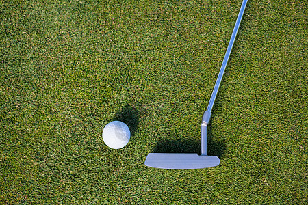 高尔夫球俱乐部和球的俯视背景图片