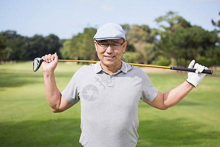 高尔夫俱乐部的自信男人的肖像图片