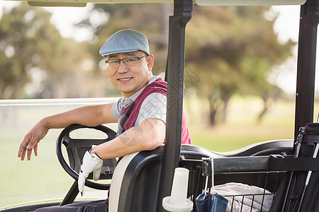 Golfer 微笑和装扮活动运动员爱好快乐时间高尔夫衣冠绿色手套服装图片