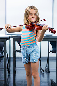 小提琴课女孩在课堂上拉小提琴的肖像背景