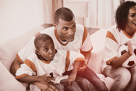 家庭快乐的观看足球比赛控制母亲孩子们游戏乐趣长椅扇子技术男性闲暇图片