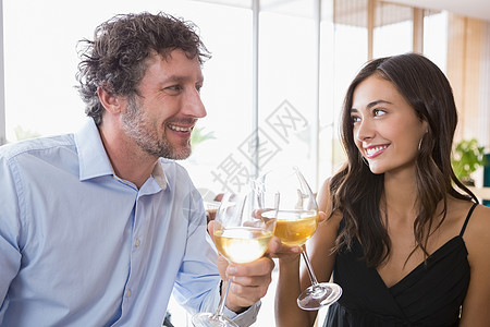 来两杯香槟敬酒玻璃庆典女士饮料男人团结酒店夫妻餐厅裙子图片