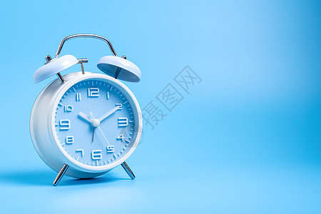 蓝色背景的旧式闹钟时钟手表滴答金属小时唤醒倒数圆圈数字工作白色图片