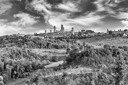 意大利中世纪城市圣吉米尼纳诺的景象天线景观旅游全景城堡树木遗产旅行建筑历史性蓝色图片