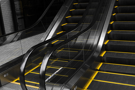 空自动扶梯用黄色条纹在楼梯上运动商业人行道速度电梯办公室飞机场技术城市玻璃图片