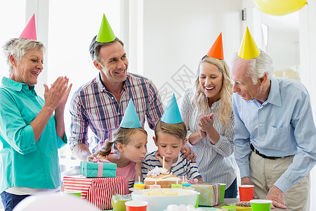 多代人快乐家庭庆祝生日节日的庆祝活动盘子住所女孩爷爷孙女闲暇男生蜡烛祖父孩子图片