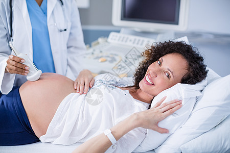 孕妇在胃部接受超声波扫描检查;图片