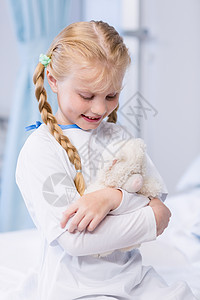 在医院床上有泰迪熊的生病女孩治疗病号玩具熊医学病人友谊伤害病床辅导职场图片