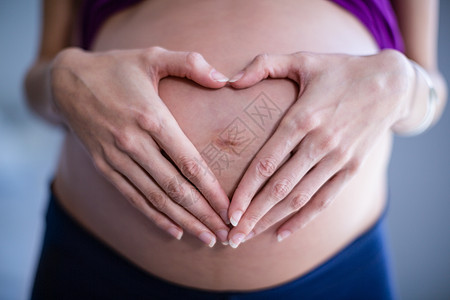 孕妇在病房中抚摸肚子的中段孕妇指导人类孕产诊所心形住院母性医院医学医疗背景图片