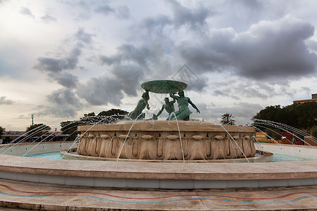 Triton不老泉 马耳他韦莱塔旅行纪念碑历史性蓝色喷泉青铜地标神话日落雕塑图片