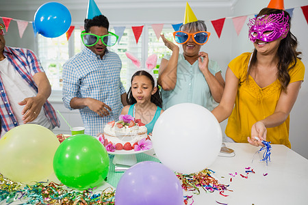 多代人幸福家庭庆祝生日晚会的庆祝活动公寓祖母男人混血女士展示闲暇蛋糕桌子诱惑图片