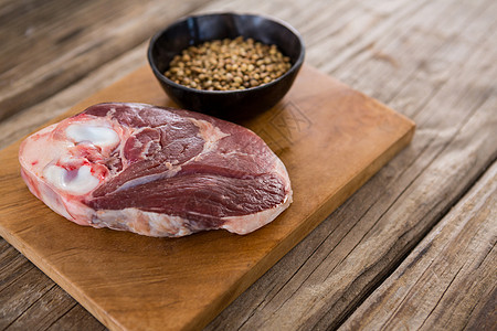 木托盘上的锡龙排和椰子种子牛肉点缀美食食谱营养木板红肉生肉香料烹饪图片