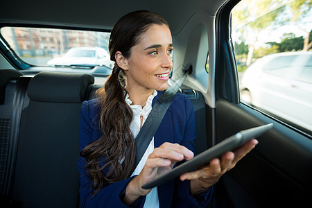 使用汽车数字片板的商业执行官安全女性现实后座触摸屏管理人员经理出租车旅游安全带图片