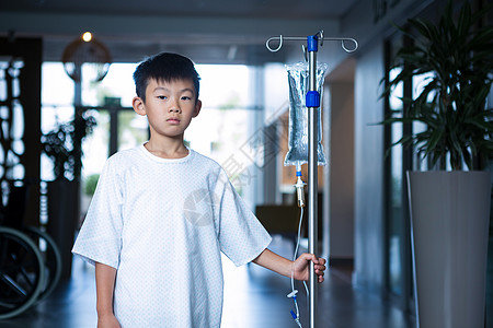 在走廊上持有静脉注射iv滴液站的男孩病人保健治疗医学智力器材职场医疗悲伤药物治疗点滴图片